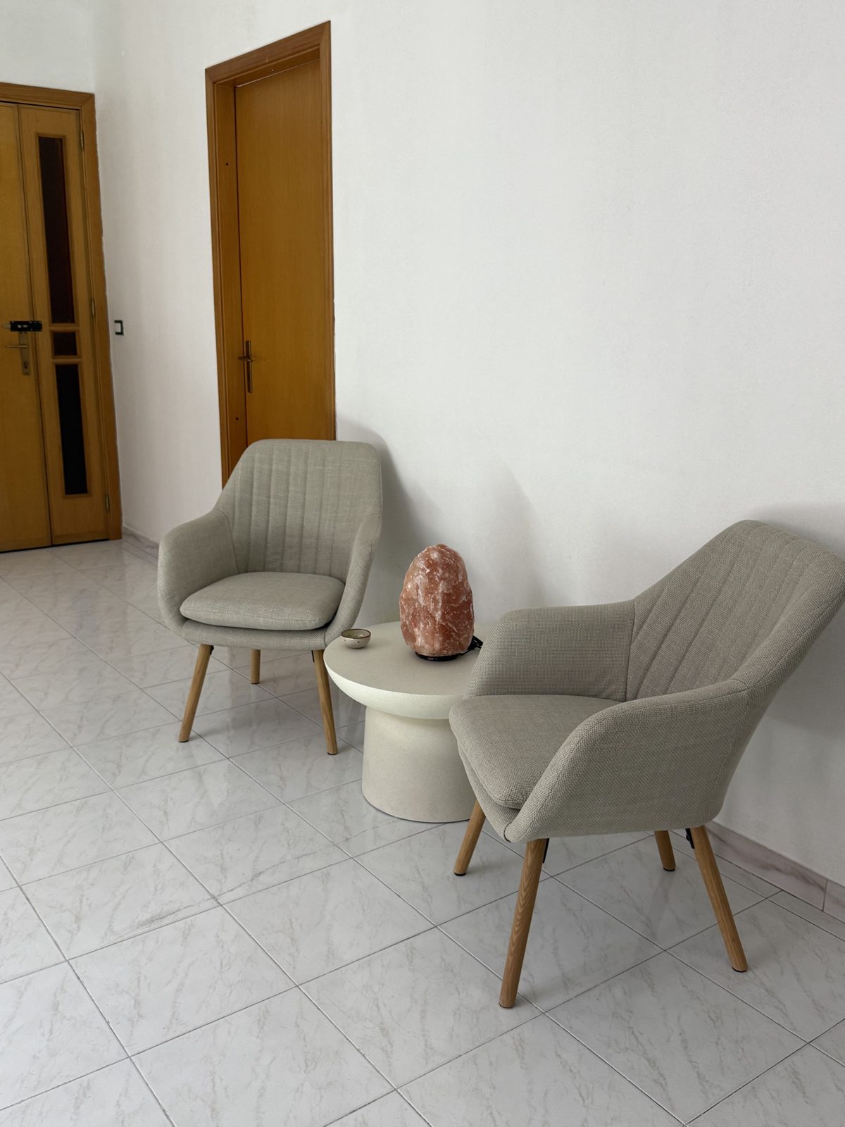 Angolo relax luminoso con poltrone e lampada di sale